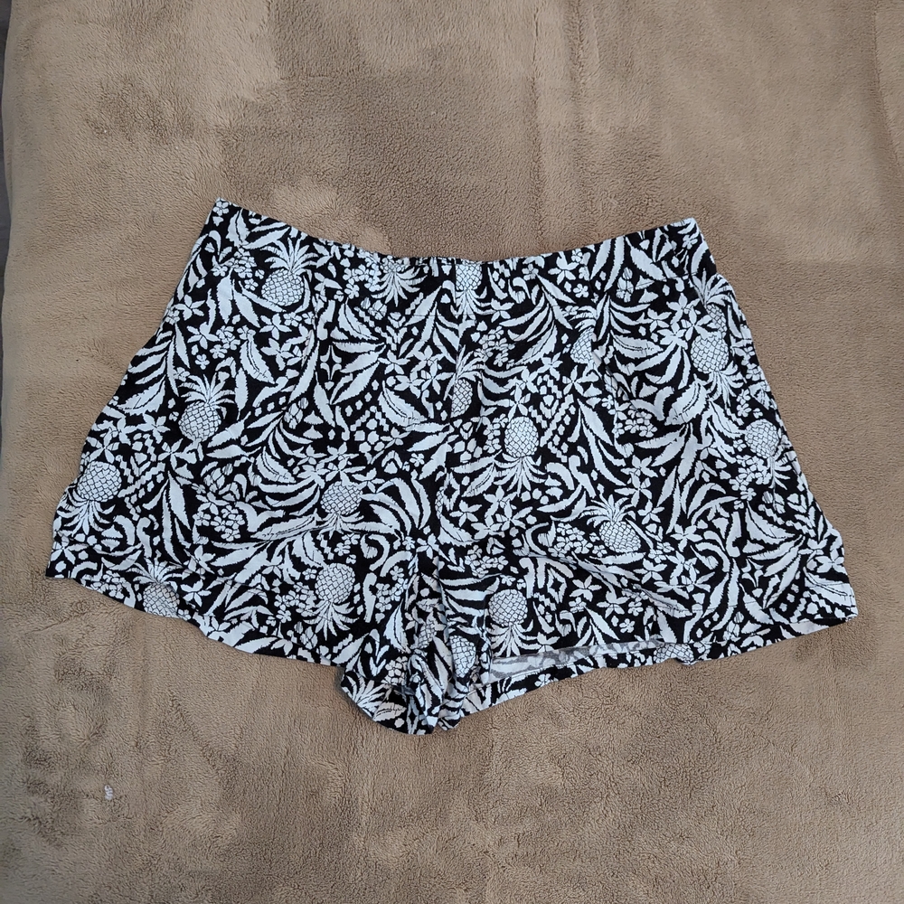 Black and White Floral Women's Shorts